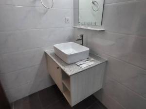 Sheryll Escapes - 1109, Phase 2 La Grande, breezy, hotel amenities!