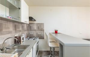 Cozy Apartment In Stinjan With Kitchen