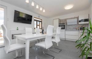 Lovely Home In Donji Prolozac With Wifi