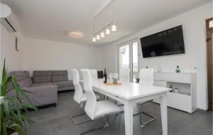 Lovely Home In Donji Prolozac With Wifi