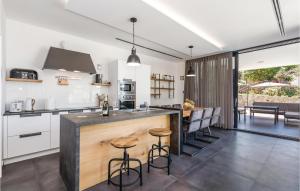 4 Bedroom Nice Home In Lun 