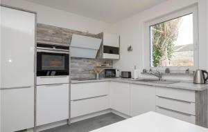 Lovely Home In Donji Prolozac With Wifi 