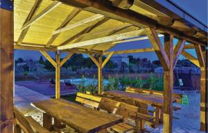 2 Bedroom Stunning Apartment In Divulje