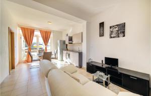 Beautiful Apartment In Divulje With Wifi 