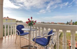 3 Bedroom Nice Apartment In Peroj 