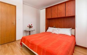 3 Bedroom Nice Apartment In Peroj 