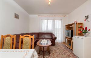 Three-Bedroom Apartment In Peroj