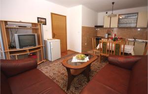 Three-Bedroom Apartment In Peroj