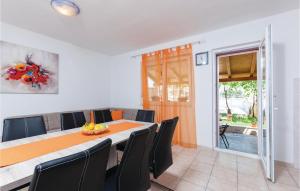 4 Bedroom Beach Front Home In Stobrec 