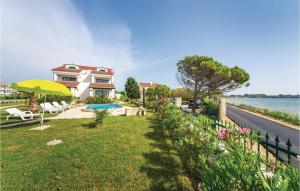 Three-Bedroom Apartment In Privlaka