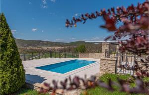 Two-Bedroom Holiday Home In Kijevo