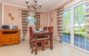 2 Bedroom Nice Home In Kijevo 