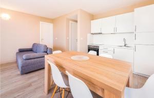 2 Bedroom Amazing Apartment In Povljana 