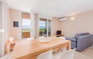 2 Bedroom Amazing Apartment In Povljana 