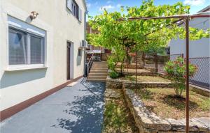 Stunning Apartment In Karin Gornji