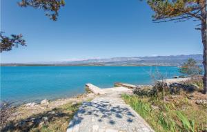 Beautiful Apartment In Klimno With Wifi