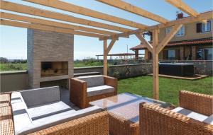 2 Bedroom Gorgeous Apartment In Vodnjan 