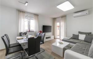 2 Bedroom Gorgeous Apartment In Vodnjan 