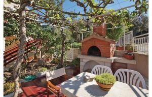 Three-Bedroom Apartment In Racisce