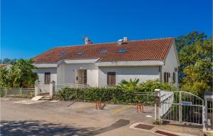 Gorgeous Apartment In Njivice With Wifi