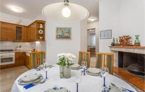Gorgeous Apartment In Njivice With Wifi