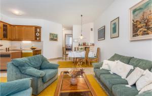 Beautiful Apartment In Njivice With Wifi 