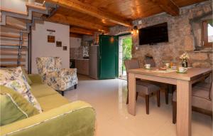 Beautiful Home In Zmijavci With Kitchen 