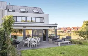 4 Bedroom Awesome Home In Brugge - بيرنم