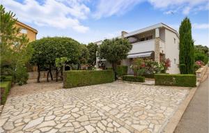 Gorgeous Apartment In Mandre With Kitchen 