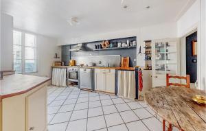 Lovely Home In Villeneuve-Sur-Yonne