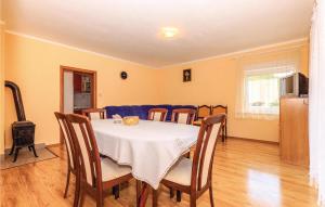 3 Bedroom Gorgeous Apartment In Grizane