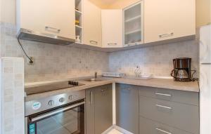 2 Bedroom Stunning Apartment In Mali Losinj 