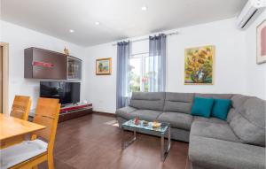 2 Bedroom Nice Home In Pula