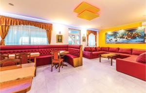 8 Bedroom Lovely Home In Okrug Gornji 