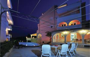 Eight-Bedroom Holiday Home Okrug Gornji With Sea View 05