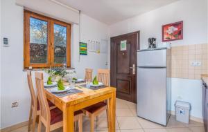 2 Bedroom Nice Apartment In Njivice 