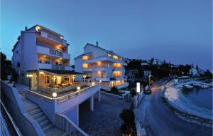 Eight-Bedroom Holiday Home Okrug Gornji With Sea View 05