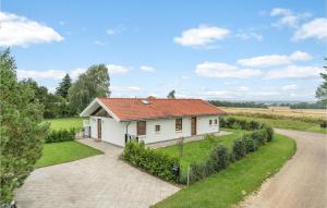 3 Bedroom Cozy Home In Bogø By