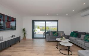 4 Bedroom Stunning Home In Grubine 