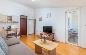 1 Bedroom Lovely Apartment In Pula 