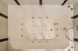 Luxury Apartment by Hi5- The Actors Den