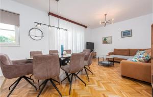 Awesome Home In Betina