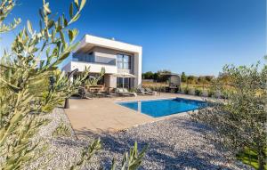 3 Bedroom Nice Home In Vodnjan 