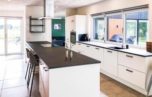 5 Bedroom Cozy Home In Glesborg