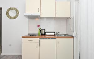 Beautiful Apartment In Okrug Gornji