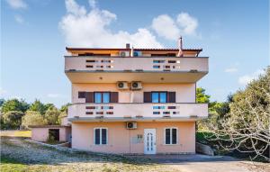 Cozy Apartment In Nevidane With Kitchen
