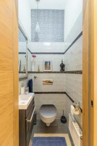 Luxury Apartment by Hi5- The Actors Den