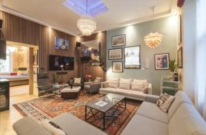 Luxury Apartment by Hi5- The Actors Den