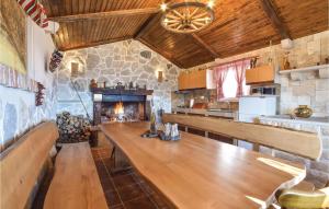 Six-Bedroom Holiday Home In Podstrana