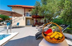 Five-Bedroom Holiday Home In Suhovare